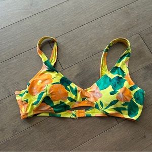 Aerie swim top NWOT
Comes from smoke and pet free home